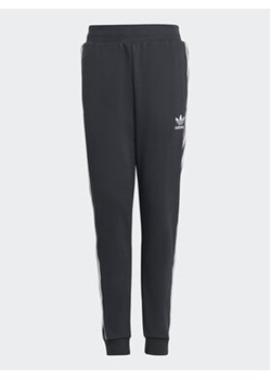 adidas Spodnie dresowe 3-Stripes Joggers IC3127 Szary Regular Fit ze sklepu MODIVO w kategorii Spodnie chłopięce - zdjęcie 168507065