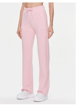 Guess Spodnie dresowe Brenda V3RB21 K7UW2 Różowy Straight Fit ze sklepu MODIVO w kategorii Spodnie damskie - zdjęcie 168509387