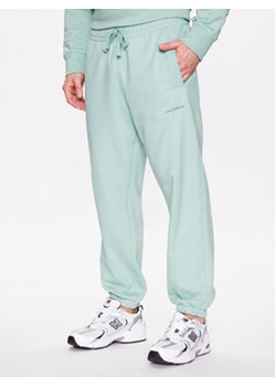 New Balance Spodnie dresowe MP23551 Zielony Relaxed Fit ze sklepu MODIVO w kategorii Spodnie męskie - zdjęcie 168510276