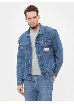 Calvin Klein Jeans Kurtka jeansowa J30J323902 Niebieski Regular Fit ze sklepu MODIVO w kategorii Kurtki męskie - zdjęcie 168510905