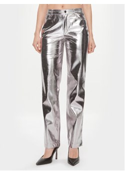 Guess Spodnie z imitacji skóry W4RB33 WFWP0 Srebrny Regular Fit ze sklepu MODIVO w kategorii Spodnie damskie - zdjęcie 168510967
