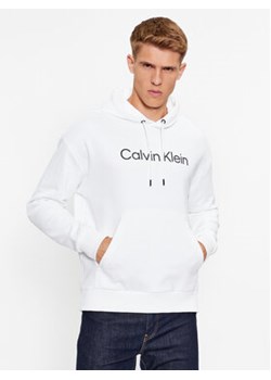 Calvin Klein Bluza Hero K10K111345 Biały Regular Fit ze sklepu MODIVO w kategorii Bluzy męskie - zdjęcie 168516167