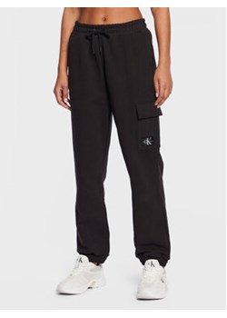 Calvin Klein Jeans Spodnie dresowe J20J220262 Czarny Relaxed Fit ze sklepu MODIVO w kategorii Spodnie damskie - zdjęcie 168516366