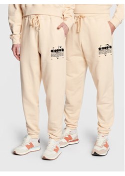 Diadora Spodnie dresowe Unisex Manifesto 502.179480 Beżowy Loose Fit ze sklepu MODIVO w kategorii Spodnie męskie - zdjęcie 168516449