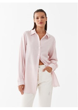 Guess Koszula W3YH85 WFLH0 Różowy Oversize ze sklepu MODIVO w kategorii Koszule damskie - zdjęcie 168517975
