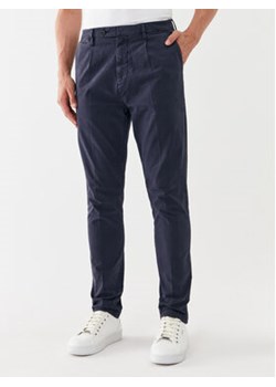Guess Chinosy M3YB27 WFIO3 Granatowy Slim Fit ze sklepu MODIVO w kategorii Spodnie męskie - zdjęcie 168519098
