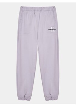 Calvin Klein Jeans Spodnie dresowe Monogram IG0IG02094 Fioletowy Regular Fit ze sklepu MODIVO w kategorii Spodnie dziewczęce - zdjęcie 168520338
