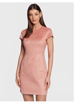 Guess Sukienka codzienna W3RK27 WE0L0 Różowy Regular Fit ze sklepu MODIVO w kategorii Sukienki - zdjęcie 168521367