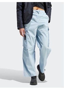 adidas Spodnie dresowe City Escape Cargo HZ2874 Niebieski Loose Fit ze sklepu MODIVO w kategorii Spodnie damskie - zdjęcie 168522459