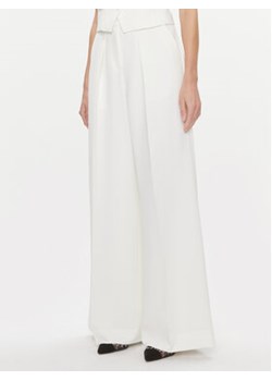 KARL LAGERFELD Spodnie materiałowe 240W1006 Biały Relaxed Fit ze sklepu MODIVO w kategorii Spodnie damskie - zdjęcie 168523105