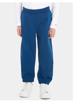 Tommy Hilfiger Spodnie dresowe KB0KB08791 Niebieski Regular Fit ze sklepu MODIVO w kategorii Spodnie chłopięce - zdjęcie 168526408