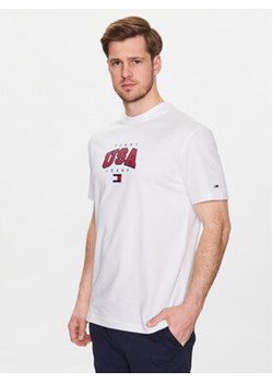 Tommy Jeans T-Shirt Classic Modern Sport USA DM0DM16406 Biały Regular Fit ze sklepu MODIVO w kategorii T-shirty męskie - zdjęcie 168527139