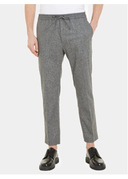 Calvin Klein Spodnie materiałowe K10K111713 Szary Tapered Fit ze sklepu MODIVO w kategorii Spodnie męskie - zdjęcie 168527859