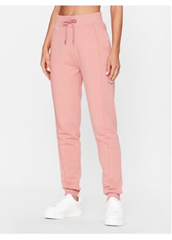 Guess Spodnie dresowe V3BB14 KBXX1 Różowy Regular Fit ze sklepu MODIVO w kategorii Spodnie damskie - zdjęcie 168529089