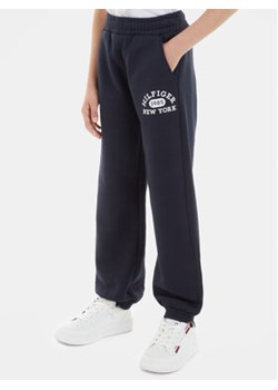 Tommy Hilfiger Spodnie dresowe Varsity KG0KG07605 Granatowy Regular Fit ze sklepu MODIVO w kategorii Spodnie chłopięce - zdjęcie 168530119