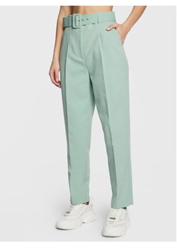 NAF NAF Spodnie materiałowe Egisele THNP36 Zielony Slim Fit ze sklepu MODIVO w kategorii Spodnie damskie - zdjęcie 168530837