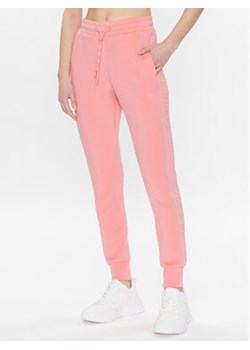Guess Spodnie dresowe Allie V2YB18 K7UW2 Różowy Regular Fit ze sklepu MODIVO w kategorii Spodnie damskie - zdjęcie 168531195