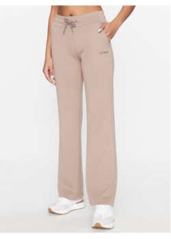Guess Spodnie dresowe V3BB11 KB212 Beżowy Regular Fit ze sklepu MODIVO w kategorii Spodnie damskie - zdjęcie 168531387