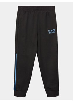 EA7 Emporio Armani Spodnie dresowe 3RBP59 BJ05Z 1200 Czarny Regular Fit ze sklepu MODIVO w kategorii Spodnie chłopięce - zdjęcie 168531506