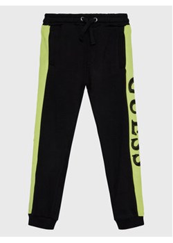Guess Spodnie dresowe L3RQ24 KA6R3 Czarny Regular Fit ze sklepu MODIVO w kategorii Spodnie chłopięce - zdjęcie 168532137