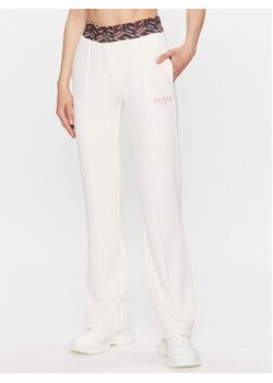 Guess Spodnie dresowe V3YB06 KB212 Biały Regular Fit ze sklepu MODIVO w kategorii Spodnie damskie - zdjęcie 168533437