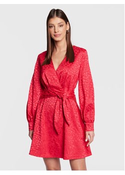 Guess Sukienka koktajlowa W3RK79 WFAD2 Czerwony Regular Fit ze sklepu MODIVO w kategorii Sukienki - zdjęcie 168533999