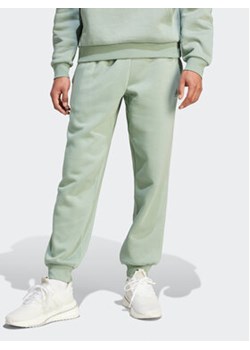 adidas Spodnie dresowe IR8361 Zielony Regular Fit ze sklepu MODIVO w kategorii Spodnie męskie - zdjęcie 168534226
