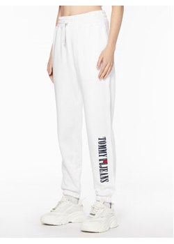 Tommy Jeans Spodnie dresowe DW0DW15370 Biały Loose Fit ze sklepu MODIVO w kategorii Spodnie damskie - zdjęcie 168534398