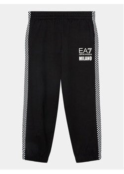 EA7 Emporio Armani Spodnie dresowe 6RBP60 BJ05Z 1200 Czarny Regular Fit ze sklepu MODIVO w kategorii Spodnie chłopięce - zdjęcie 168535047
