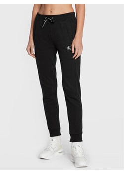 Calvin Klein Jeans Spodnie dresowe Blend Fleece J20J212872 Czarny Regular Fit ze sklepu MODIVO w kategorii Spodnie damskie - zdjęcie 168536619
