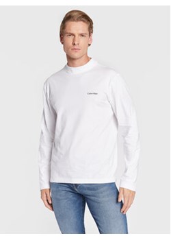 Calvin Klein Longsleeve Micro Logo K10K110179 Biały Regular Fit ze sklepu MODIVO w kategorii T-shirty męskie - zdjęcie 168536788