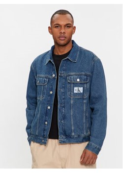 Calvin Klein Jeans Kurtka jeansowa Regular 90'S Denim Jacket J30J324972 Niebieski Regular Fit ze sklepu MODIVO w kategorii Kurtki męskie - zdjęcie 168536969