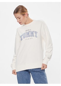 Tommy Jeans Bluza Tjw Rlx Varsity Luxe Crew DW0DW17339 Biały Regular Fit ze sklepu MODIVO w kategorii Bluzy damskie - zdjęcie 168538067