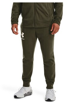 Under Armour Spodnie dresowe UA Rival Terry Jogger 1361642 Khaki Regular Fit ze sklepu MODIVO w kategorii Spodnie męskie - zdjęcie 168538965