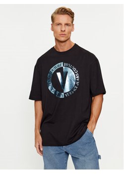 Versace Jeans Couture T-Shirt 75GAHF05 Czarny Oversize ze sklepu MODIVO w kategorii T-shirty męskie - zdjęcie 168539776