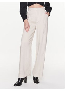 Gestuz Spodnie materiałowe Paula 10907025 Beżowy Regular Fit ze sklepu MODIVO w kategorii Spodnie damskie - zdjęcie 168540318