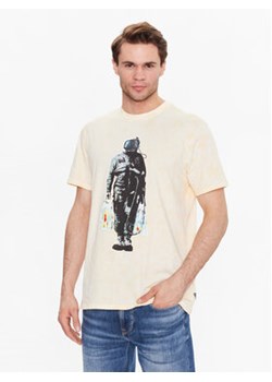 Guess T-Shirt Spaceman M3GI79 K9RM3 Żółty Regular Fit ze sklepu MODIVO w kategorii T-shirty męskie - zdjęcie 168540397