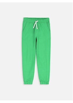 Coccodrillo Spodnie dresowe ZC3120101VBB Zielony Slim Fit ze sklepu MODIVO w kategorii Spodnie chłopięce - zdjęcie 168542715