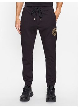 Versace Jeans Couture Spodnie dresowe 75GAAT06 Czarny Regular Fit ze sklepu MODIVO w kategorii Spodnie męskie - zdjęcie 168542885