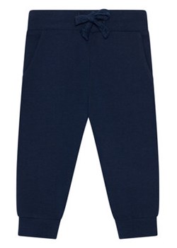 Guess Spodnie dresowe L93Q24 KAUG0 Granatowy Regular Fit ze sklepu MODIVO w kategorii Spodnie chłopięce - zdjęcie 168544816