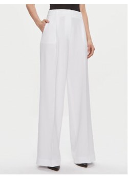 MICHAEL Michael Kors Spodnie materiałowe MS330H2ENX Biały Regular Fit ze sklepu MODIVO w kategorii Spodnie damskie - zdjęcie 168545307