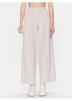Calvin Klein Spodnie materiałowe K20K205861 Beżowy Relaxed Fit ze sklepu MODIVO w kategorii Spodnie damskie - zdjęcie 168548237