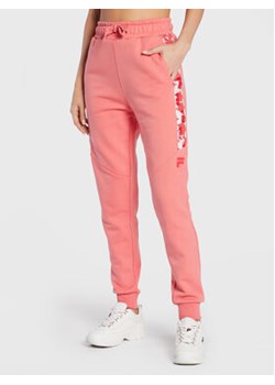 Fila Spodnie dresowe Boltigen FAW0286 Różowy Regular Fit ze sklepu MODIVO w kategorii Spodnie damskie - zdjęcie 168548478