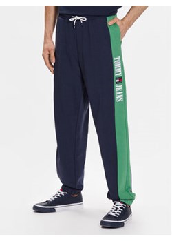 Tommy Jeans Spodnie dresowe Archive DM0DM16341 Granatowy Relaxed Fit ze sklepu MODIVO w kategorii Spodnie męskie - zdjęcie 168550108