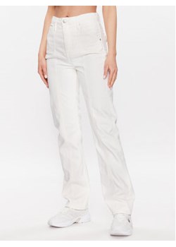 Calvin Klein Jeans Jeansy J20J220635 Biały Relaxed Fit ze sklepu MODIVO w kategorii Jeansy damskie - zdjęcie 168550566