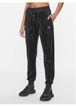 Guess Spodnie dresowe V3BB27 KBXI2 Czarny Regular Fit ze sklepu MODIVO w kategorii Spodnie damskie - zdjęcie 168551079
