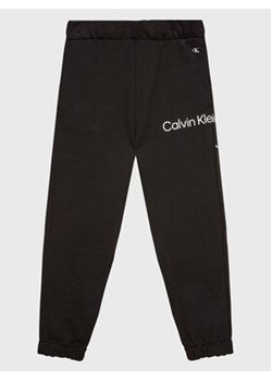 Calvin Klein Jeans Spodnie dresowe Disrupted Inst. Logo IU0IU00323 Czarny Regular Fit ze sklepu MODIVO w kategorii Spodnie chłopięce - zdjęcie 168551956