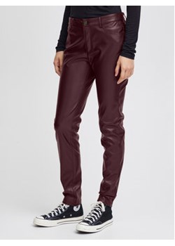 ICHI Spodnie z imitacji skóry 20117678 Bordowy Regular Fit ze sklepu MODIVO w kategorii Spodnie damskie - zdjęcie 168552946