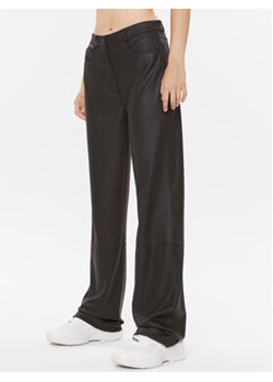 Calvin Klein Jeans Spodnie z imitacji skóry Milano J20J221925 Czarny Straight Fit ze sklepu MODIVO w kategorii Spodnie damskie - zdjęcie 168553115