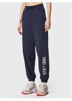 Tommy Jeans Spodnie dresowe Archive DW0DW14994 Granatowy Relaxed Fit ze sklepu MODIVO w kategorii Spodnie damskie - zdjęcie 168554237